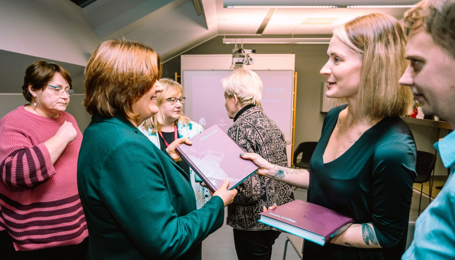 Krāsaina bilde, grāmatas “Rīgas ielas. Labais krasts” atvēršanas pasākums, fotogrāfa Austra Auziņa fotogrāfijas