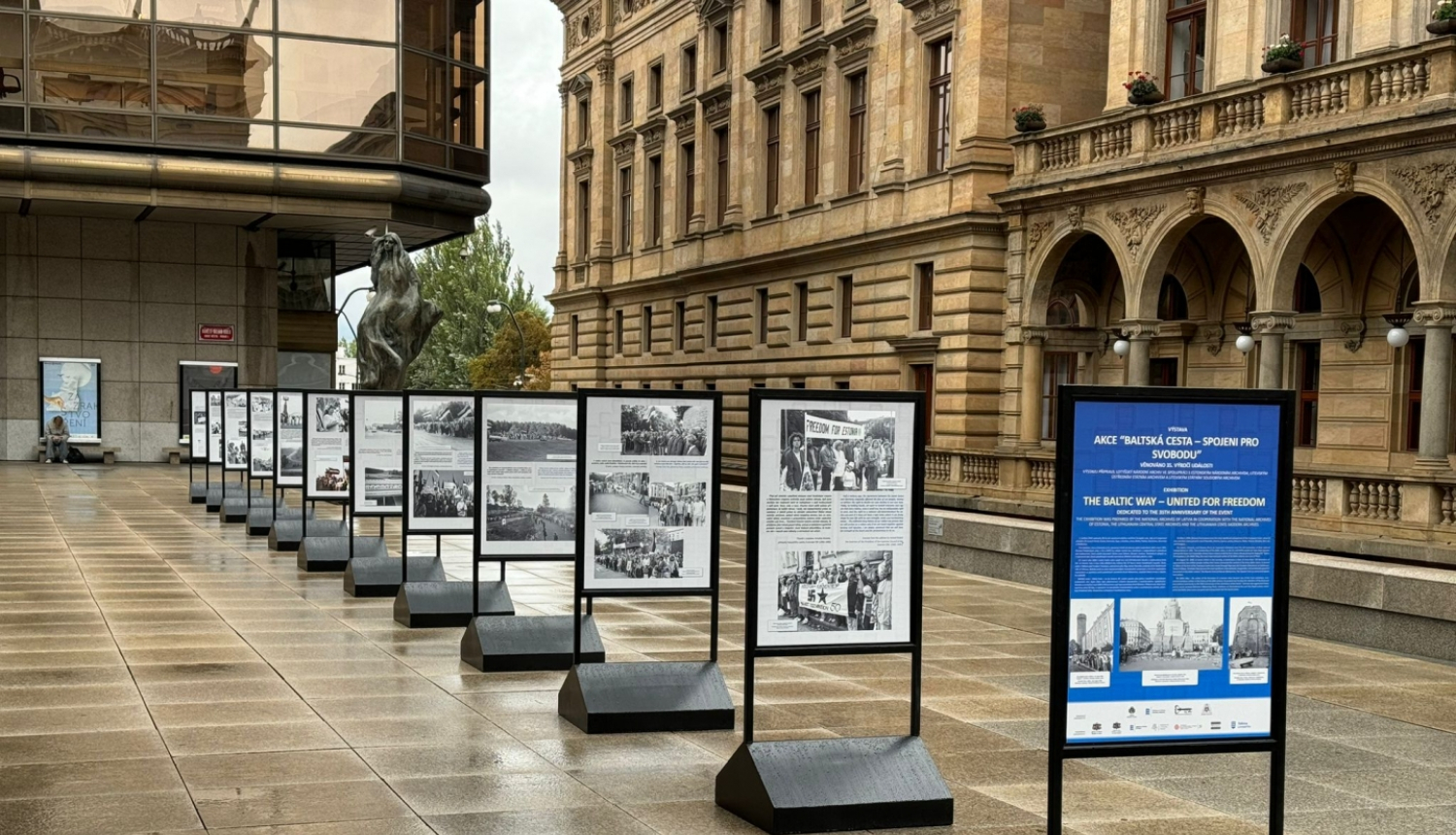 Krāsaina bilde, izstādes "Akcija "Baltijas ceļš" - vienoti brīvībai" eksponēta Prāgā