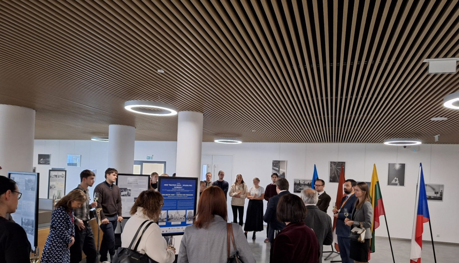 Krāsaina bilde, Kārļa Universitātes Prāgā Sociālo zinātņu fakultātes telpās izstādes “Baltijas ceļš – vienoti brīvībai” atklāšanas pasākums 
