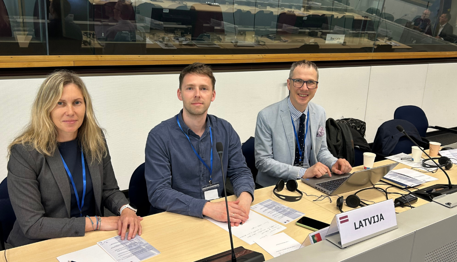 Krāsaina bilde, LNA eksperti - LNA direktora vietnieks Gatis Karlsons, Institūciju dokumentu un arhīvu pārvaldības departamenta direktore Līga Vībure un LVKFFDA Elektronisko dokumentu nodaļas vadītājs Svjats Elkinds piedalās EK organizētajā “eArchiving” seminārā