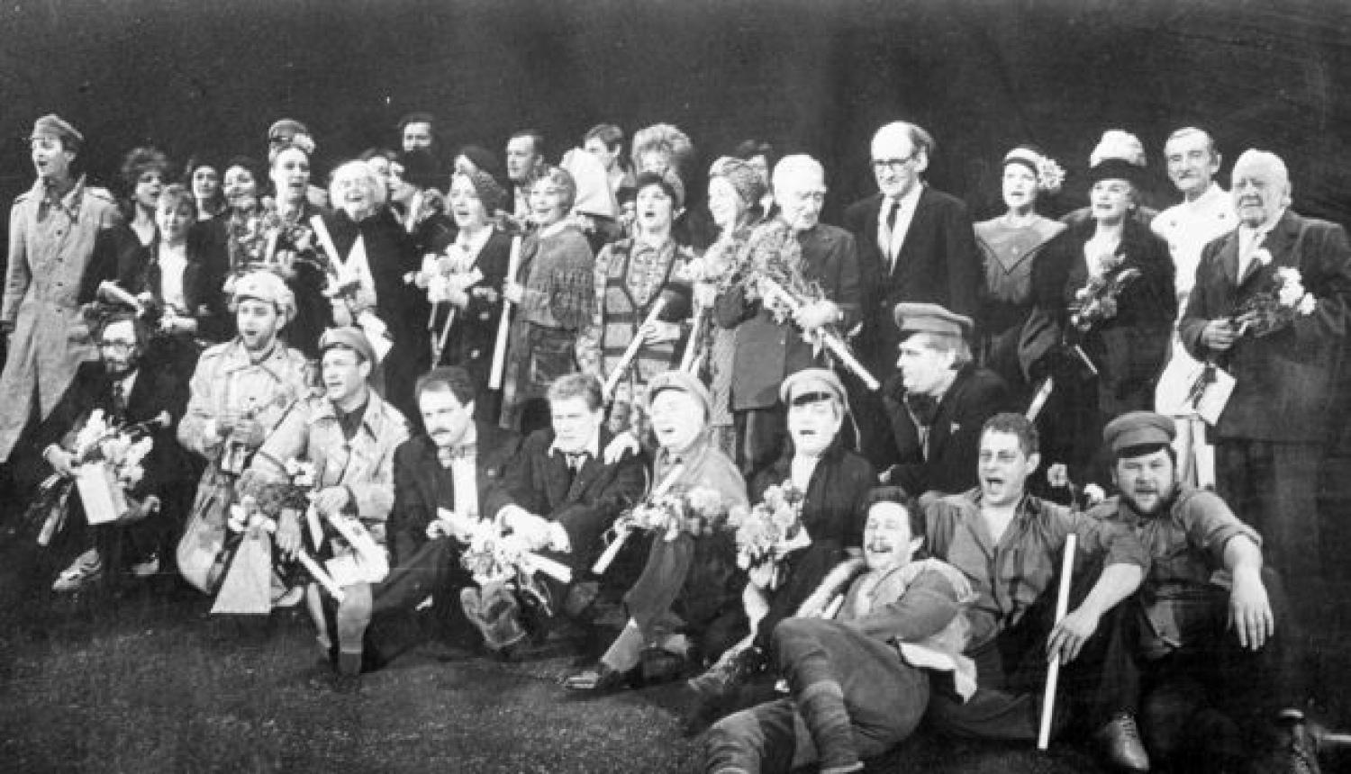 Iestudējuma radošā komanda pēc Kārļa Auškāpa un Andra Jansona dzejas izrādes "'Mūžības skartie" pēc Aleksandra Čaka poēmas motīviem pirmizrādes Dailes teātrī. Rīga, 1987. gada 21. decembris. Fotogrāfs G. Janaitis. LNA