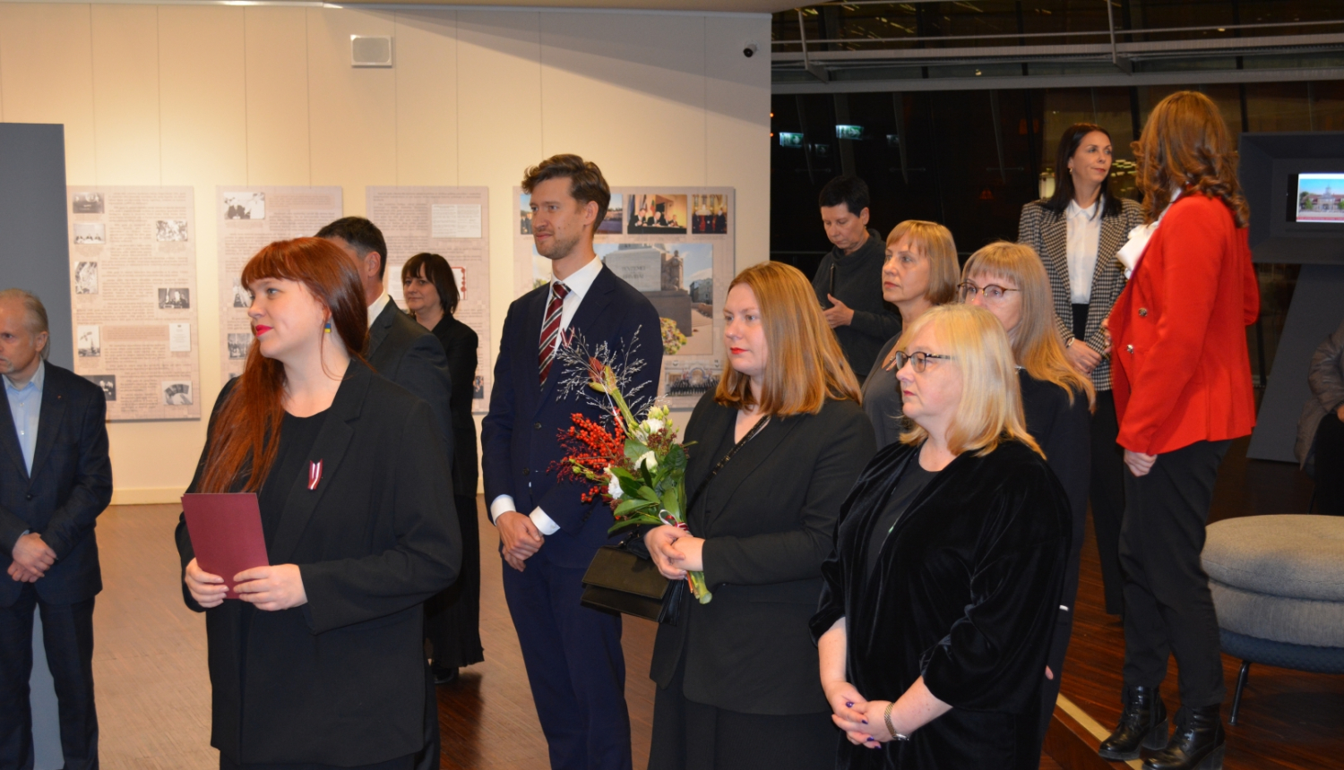 Krāsaina bilde, izstādes "Ir Latvija. Ir Latvija brīva" atklāšana Liepājā, 17.11.2023 Lielajā Dzintarā