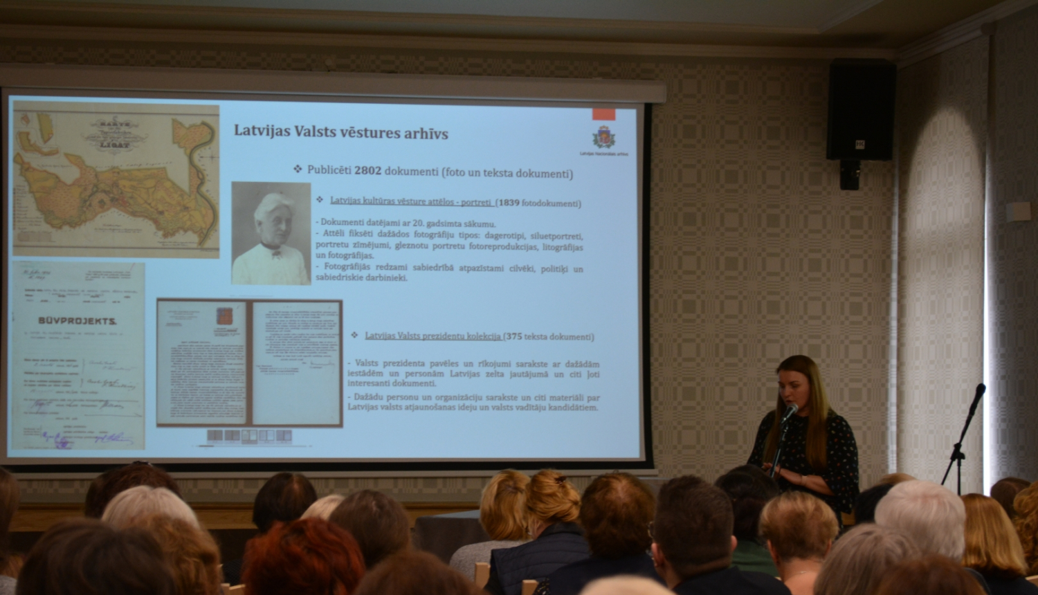 LNA Latvijas Valsts kinofotofonodokumentu arhīva Dokumentu izmantošanas nodaļas eksperte Natālija Lāce iepazīstina klātesošos ar Latvijas Nacionālā arhīva kolekciju apvienošana digitālajā vidē