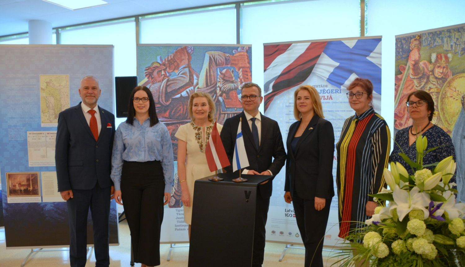 Krāsaina bilde, izstādes "Somu Jēgeri Latvijā" atklāšana Valmierā, izstādes veidotāji un amatpersonas