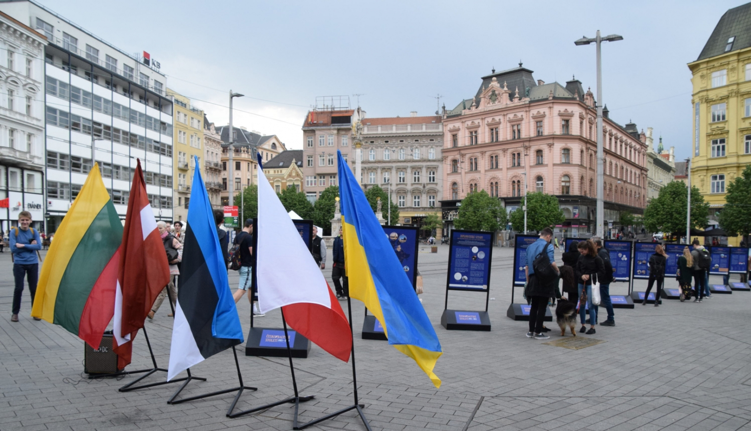 karogi, izstāde, ēkas