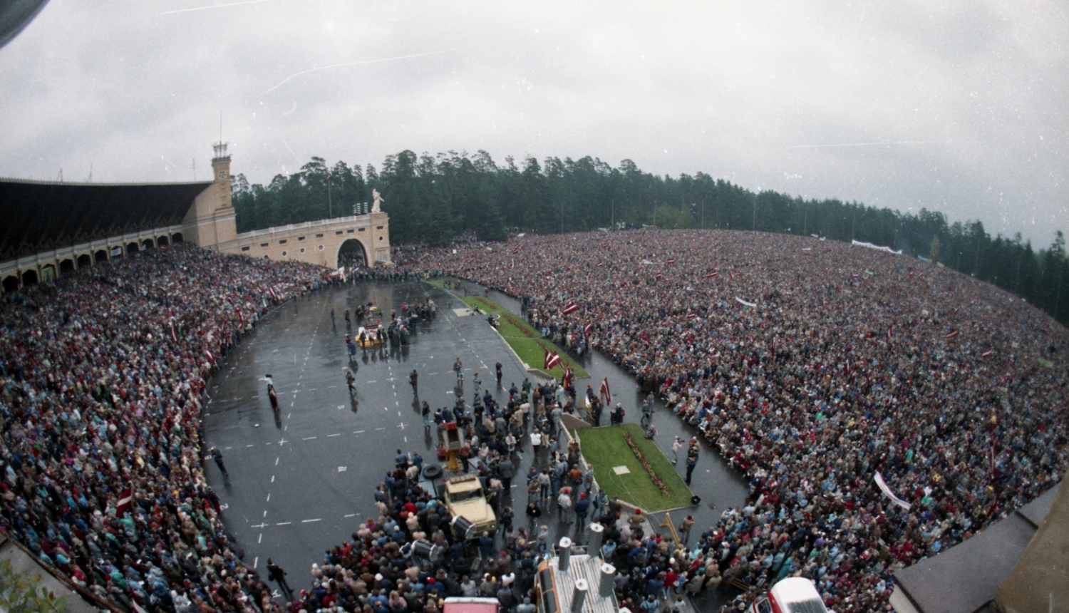 Krāsaina bilde no izstādes "Dziesmas spēks", Dziesmusvētku estrāde Mežaparkā koncerta laikā, skats no labās puses pašas augšas