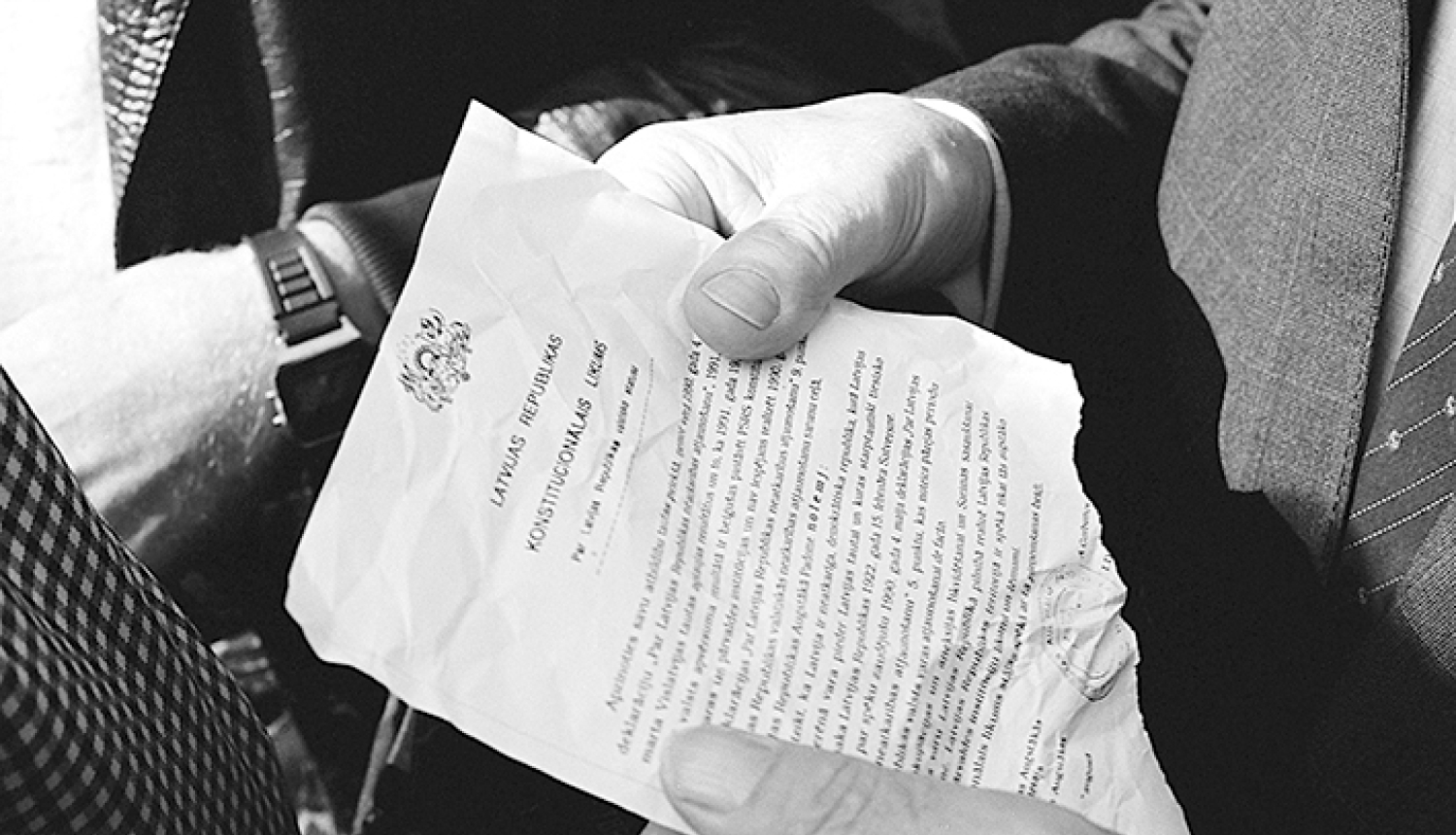 Ieplēsts dokuments vīrieša rokās