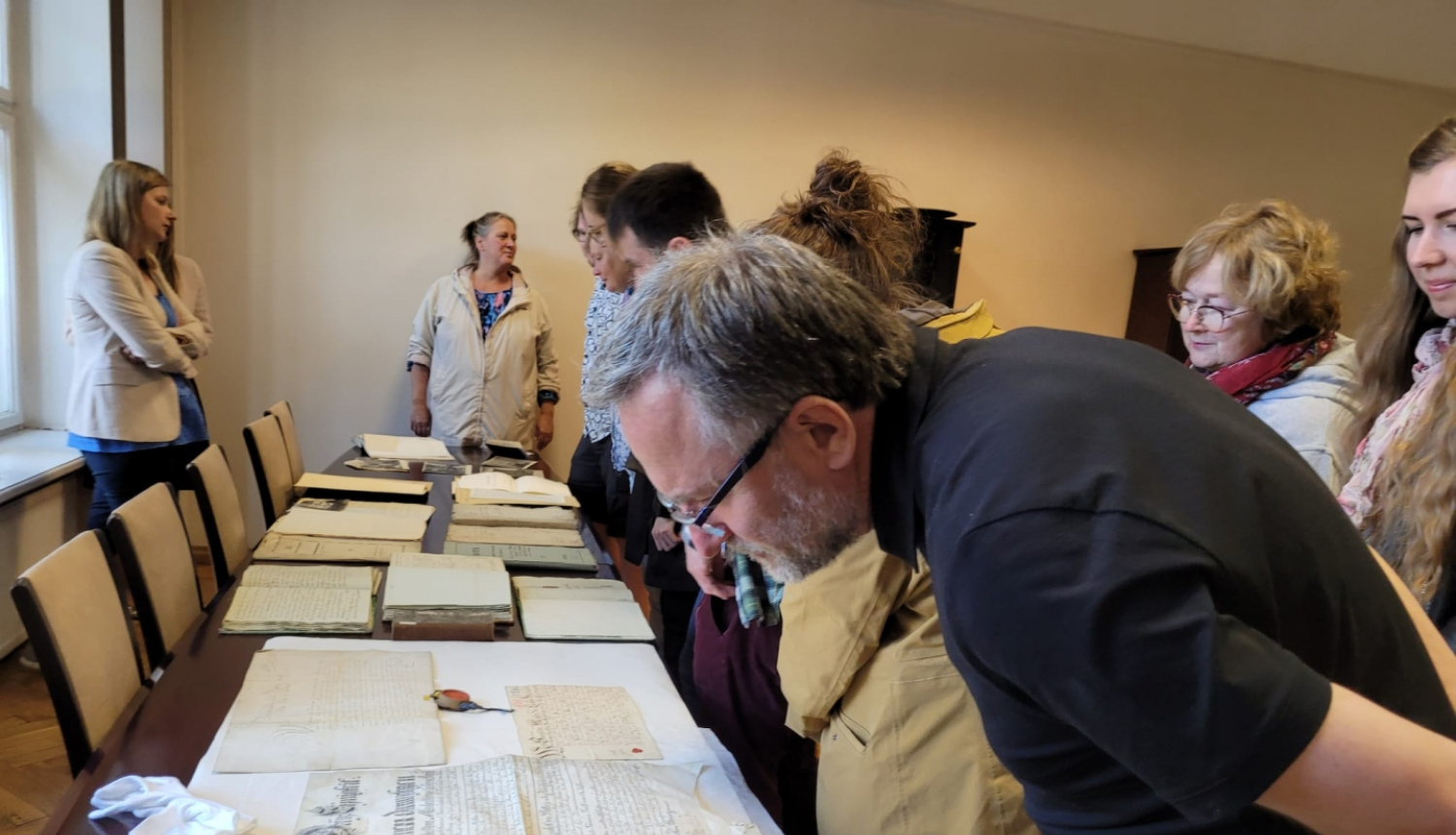 Krāsaina bilde, Igaunijas Nacionālā arhīva pārstāvji pieredzes apmaiņas ietvaros aplūko LNA LVVA atlasītos dokumentus par Igauniju