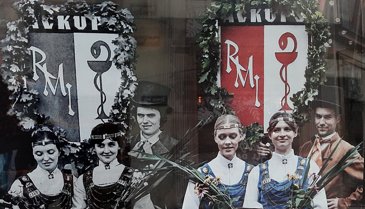 Bilde no izstādes materiāliem - kreisā pusē melnbalta, labā - krāsaina, abās pusēs divi dejotāju pāri līdzīgās pozās - viens no vecā "Ačkupa", otrs- šodienas