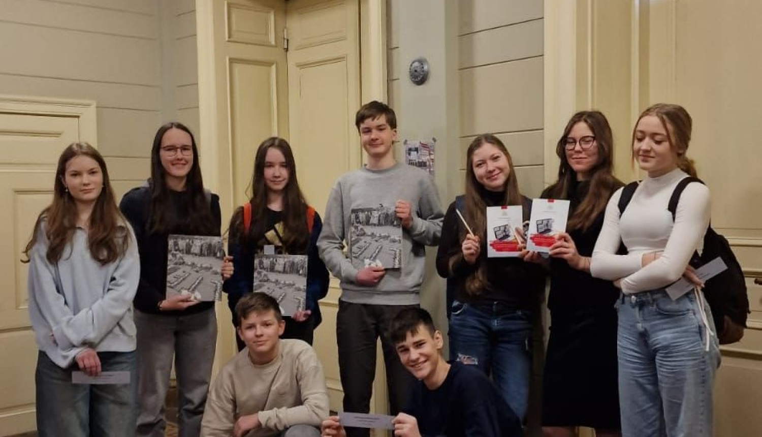 Krāsaina bilde, Rīgas 2. ģimnāzijas skolēni 1991.gada janvāra barikāžu notikumu atceres pasākumā