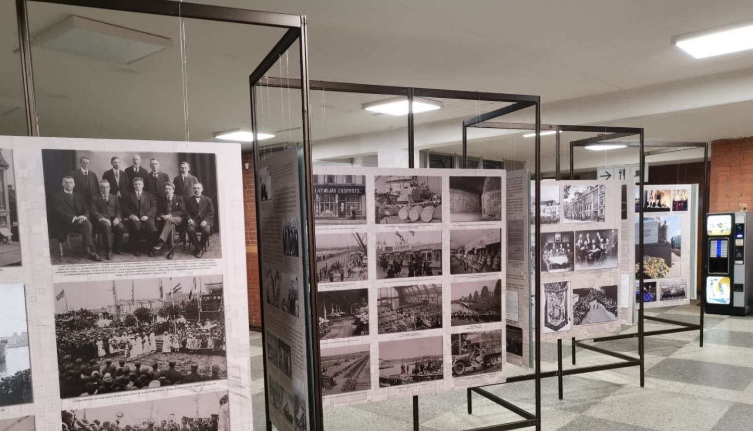 Krāsaina bilde, izstādes "Ir Latvija. Ir Latvija brīva" izstādes stendi Daugavpils Universitātē