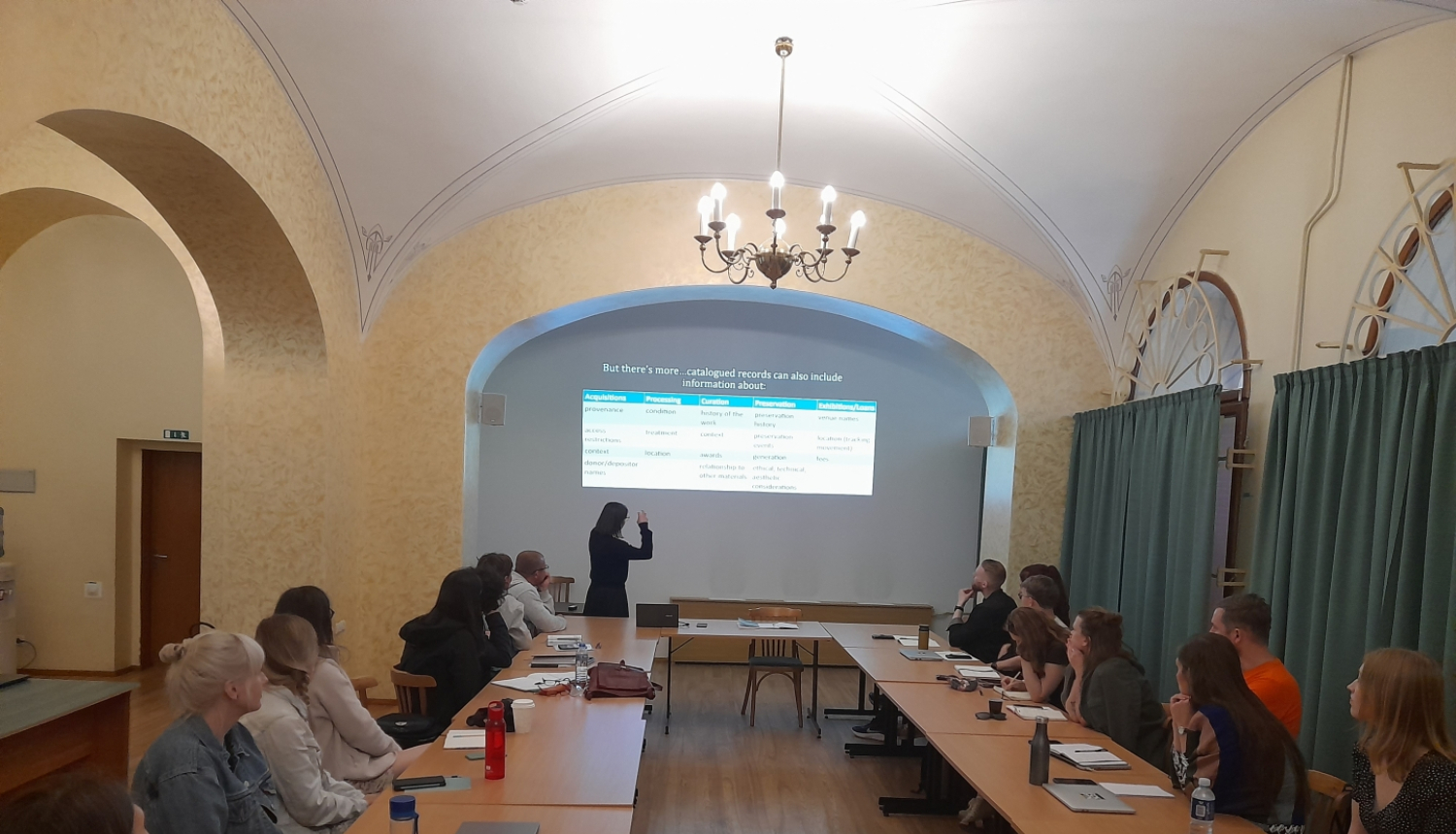 Krāsaina bilde, īskursa apmācības LNA administrācijas lielajā zālē, ekrānā prezentācija, pie galdiem sēž kursa dalībnieki