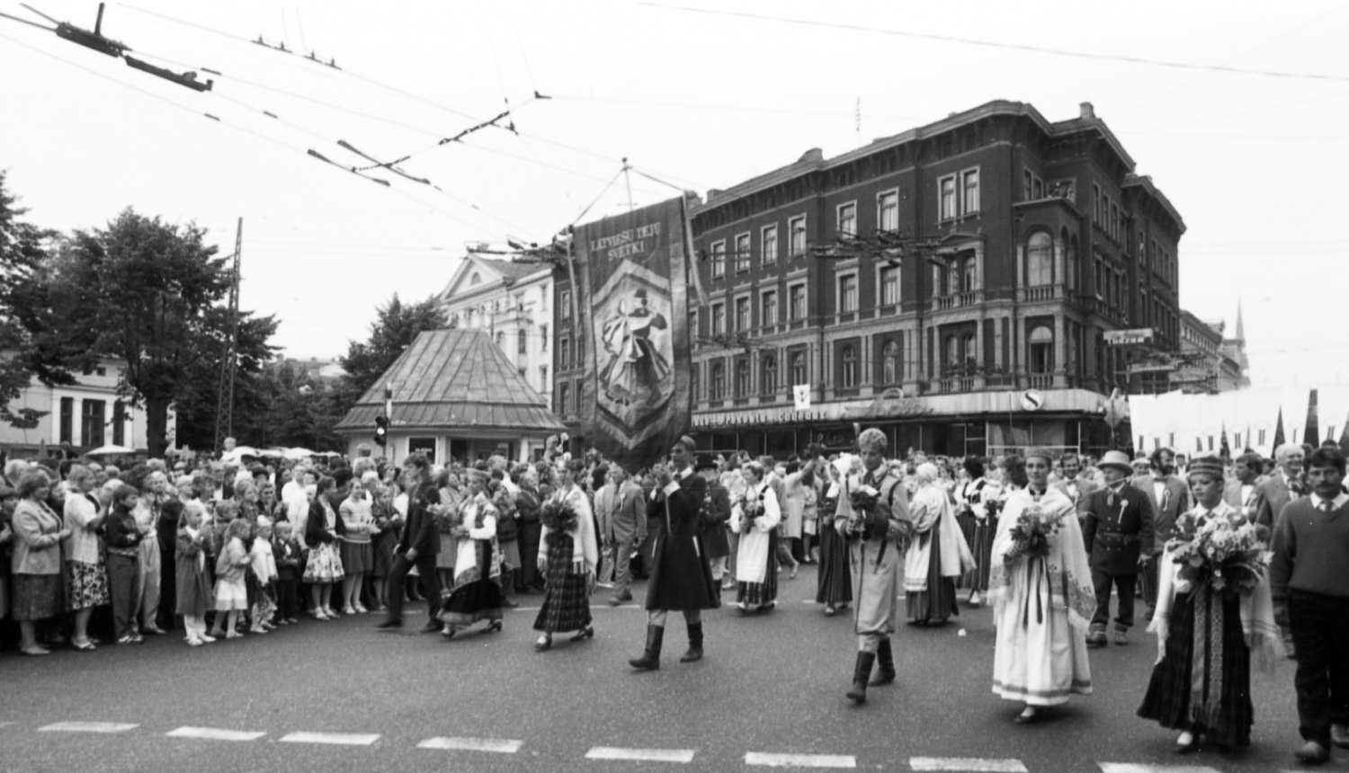 XX Vispārējie latviešu Dziesmu un X Deju svētku dalībnieku gājiens. Dalībnieku pulcēšanās gājiena svinīgajam sākumam pie Brīvības pieminekļa. Rīga, 1990. gada 7. jūlijs. 