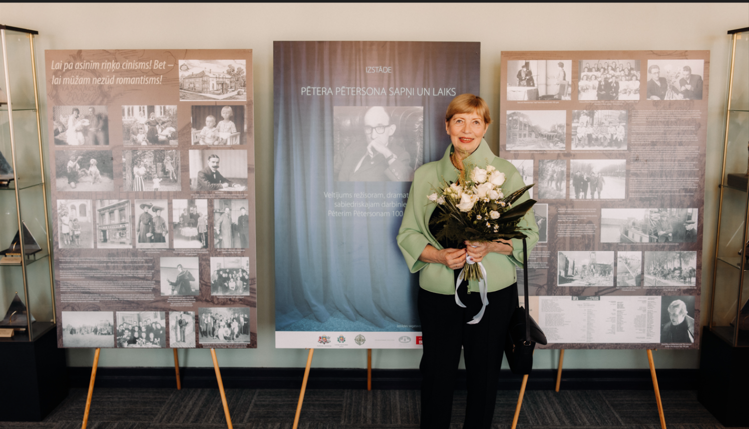Krāsaina bilde, Pētera Pētersona meita Karina Pētersone izstādes atklāšanā Liepājā