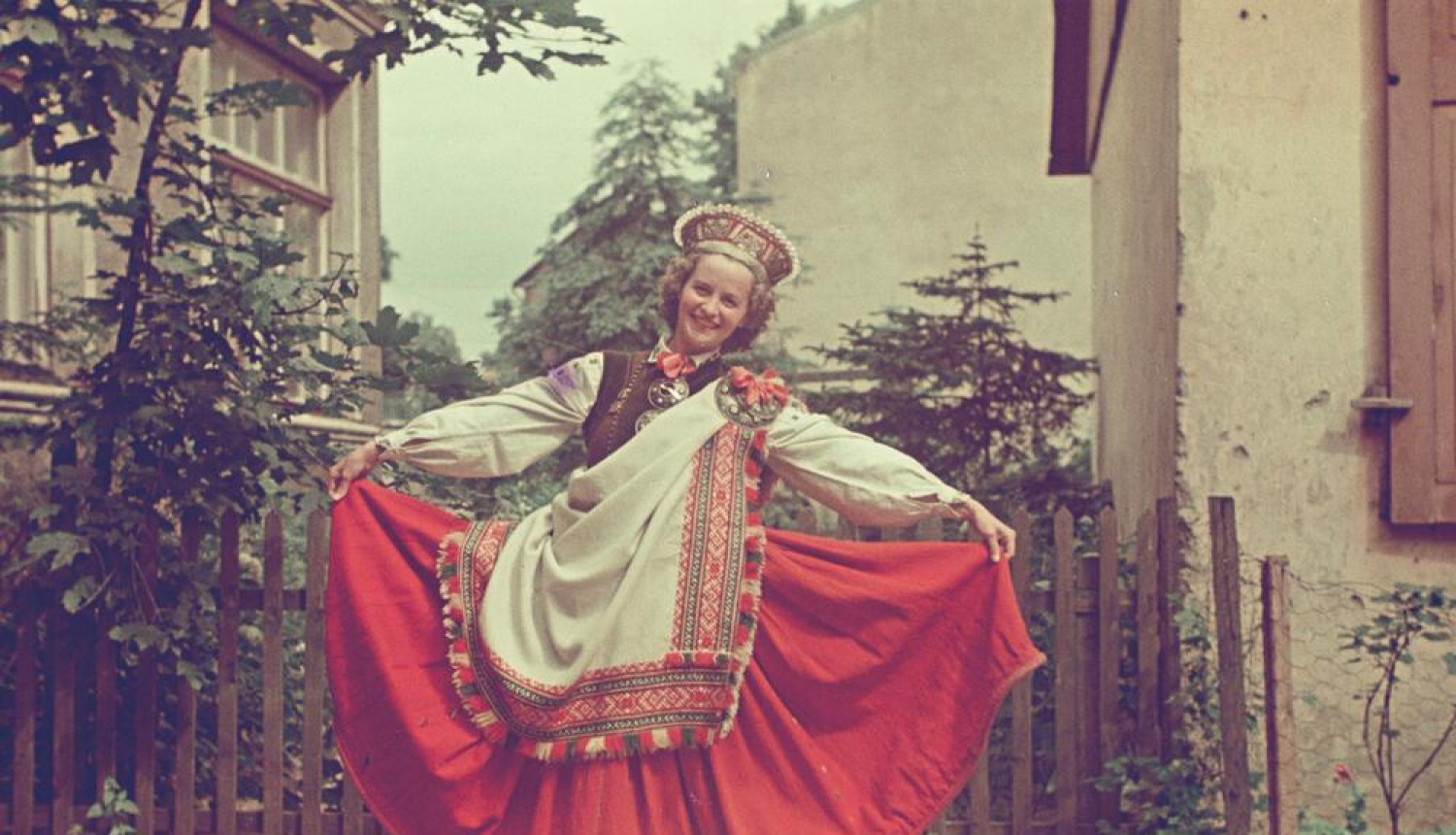 Krāsaina bilde, sieviete Nīcas tautas tērpā