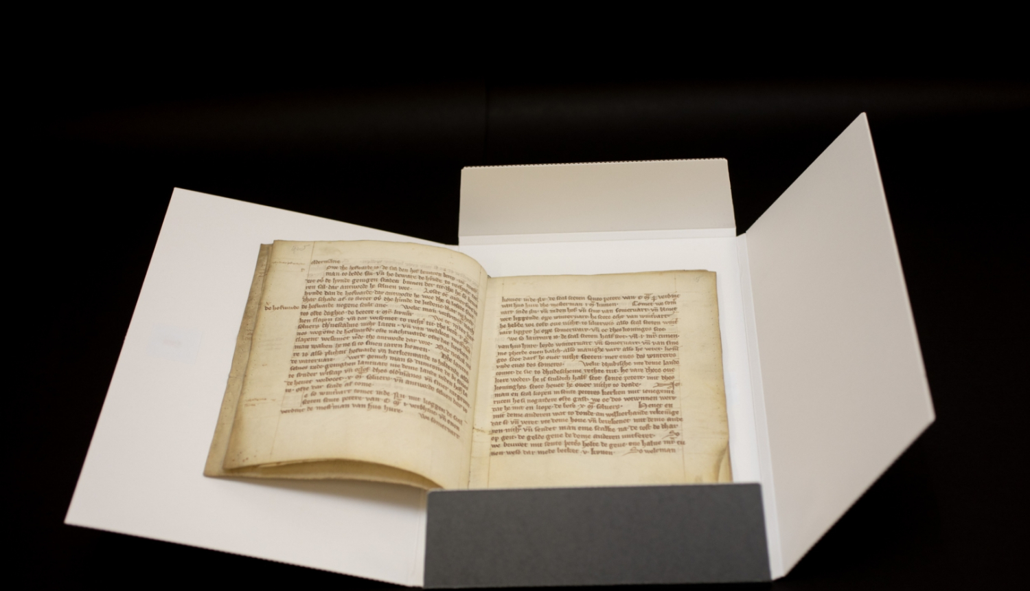 Krāsaina bilde, dokumentu mapē ievietots atvērts 13.gadsimta dokuments, tā nosaukums - Nogorodas kantora noteikumi jeb šrāgas 1295. gada redakcijā