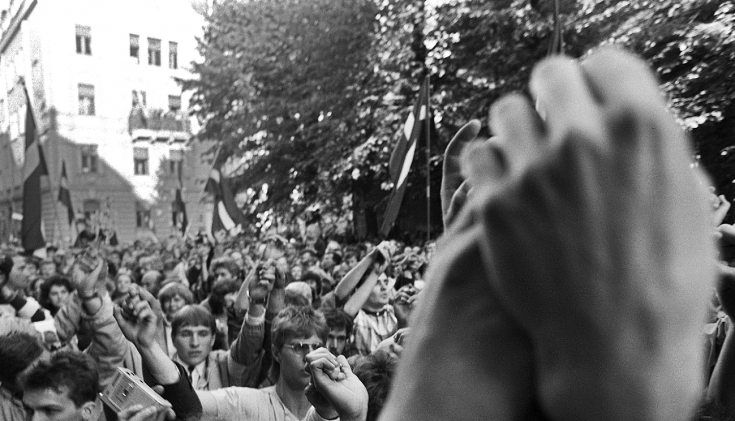 cilvēki, karogi, sadotas rokas, 4.maijs