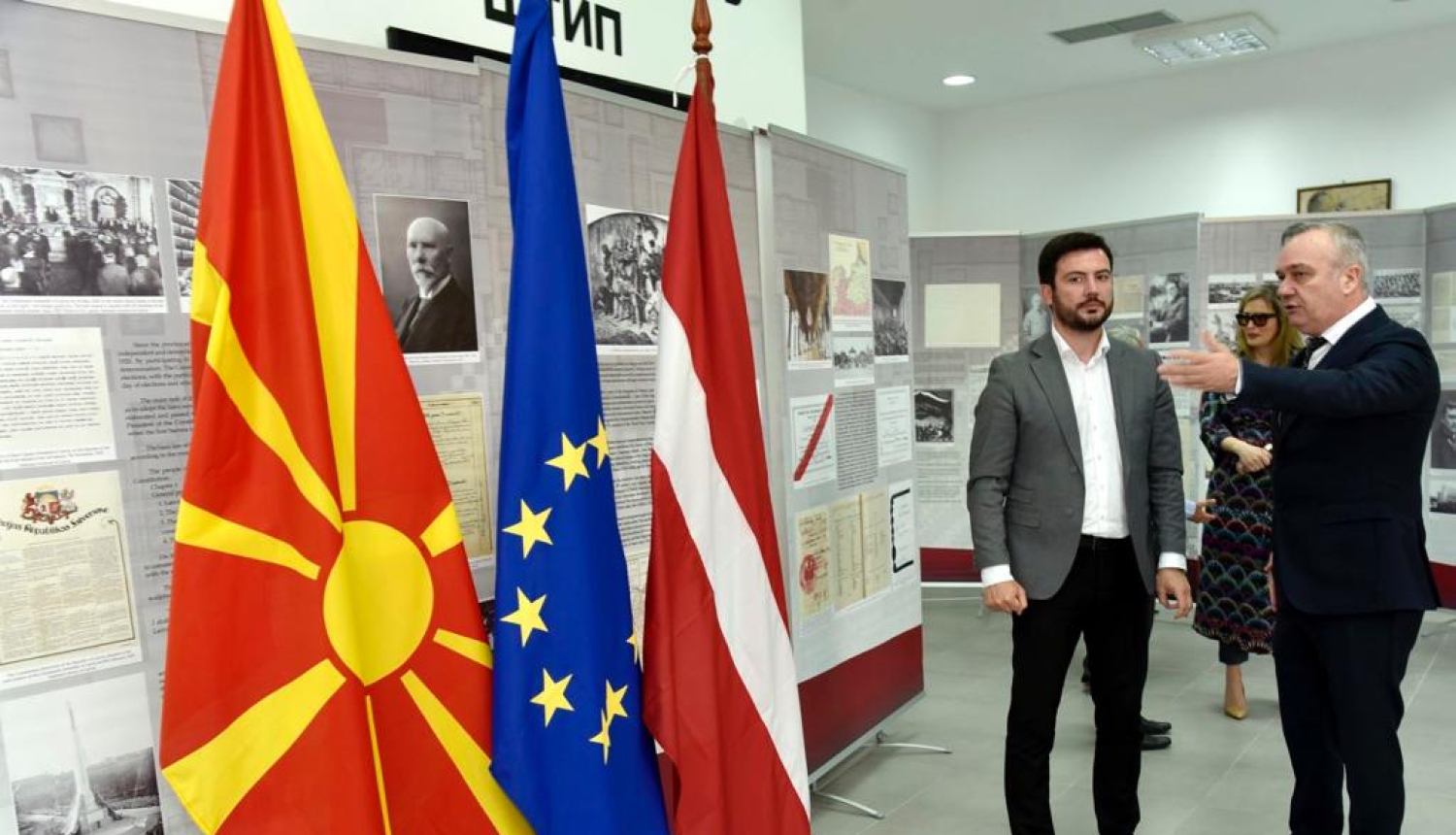 karogi, izstāde, cilvēki