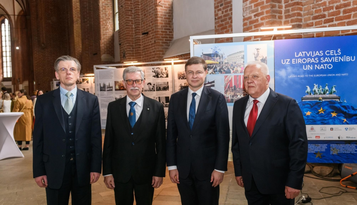 Krāsaina bilde, četri ex-premjeri LNA izstādes atklāšanā Pēterbaznīcā