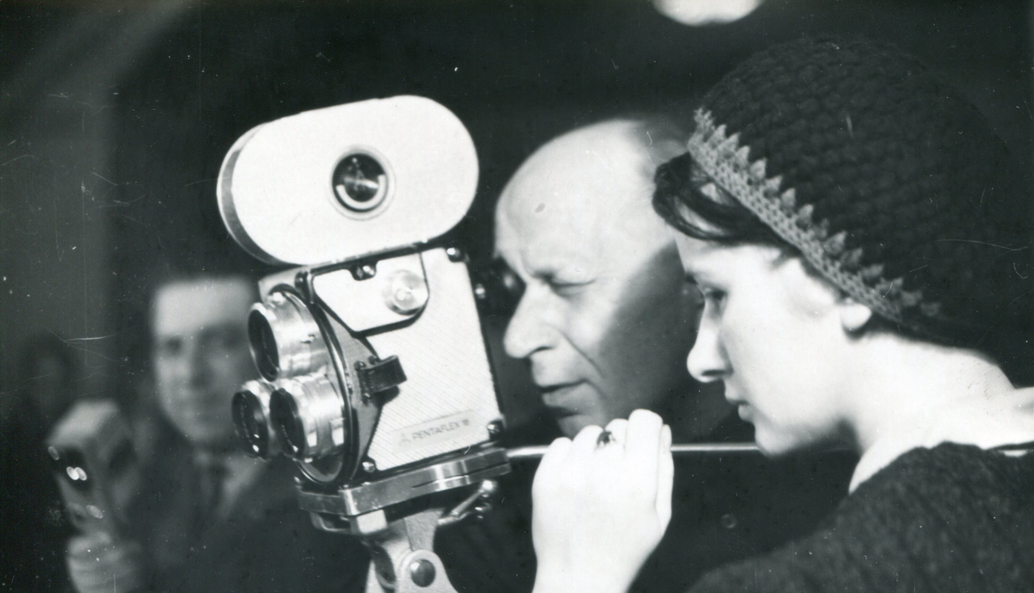 Kinoamatieru filmas uzņemšana. No labās 2. Alfrēds Dreiže. Jāņa Dreižes privātais arhīvs.