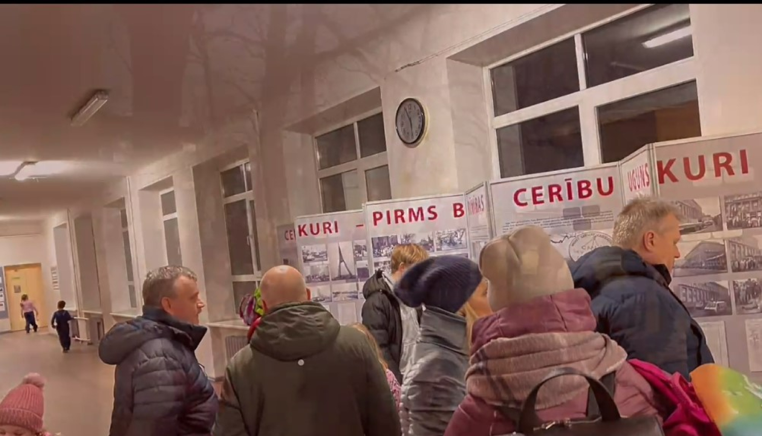 Krāsaina bilde, izstāde “Cerību ugunskuri – mirklis pirms brīvības” eksponēta Rīgas 41. vidusskolā