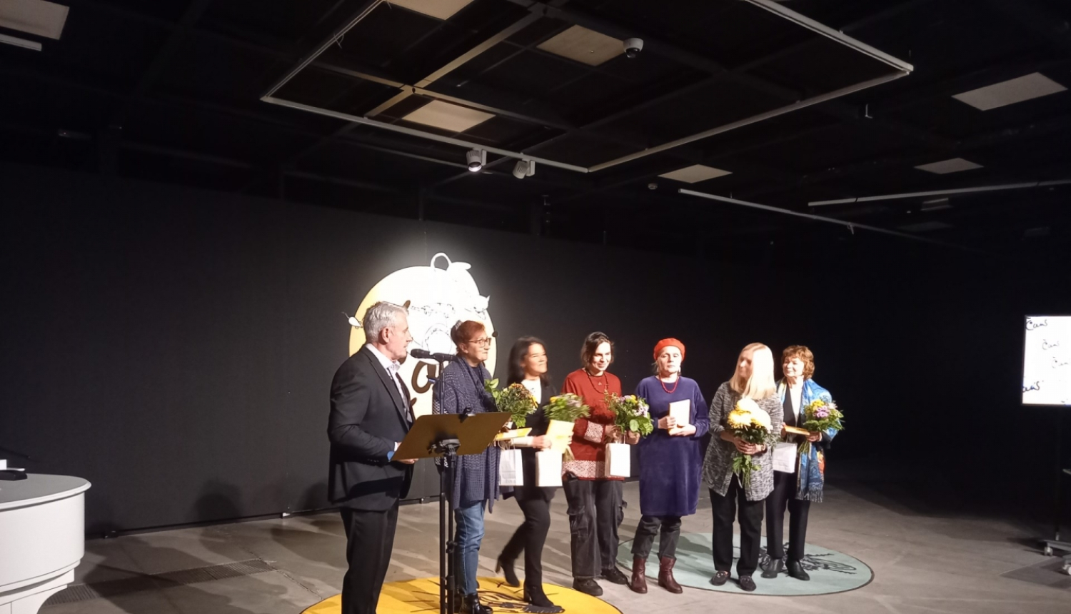 Krāsaina bilde - A.Čaka balvas nominanti uz skatuves, 7 personas