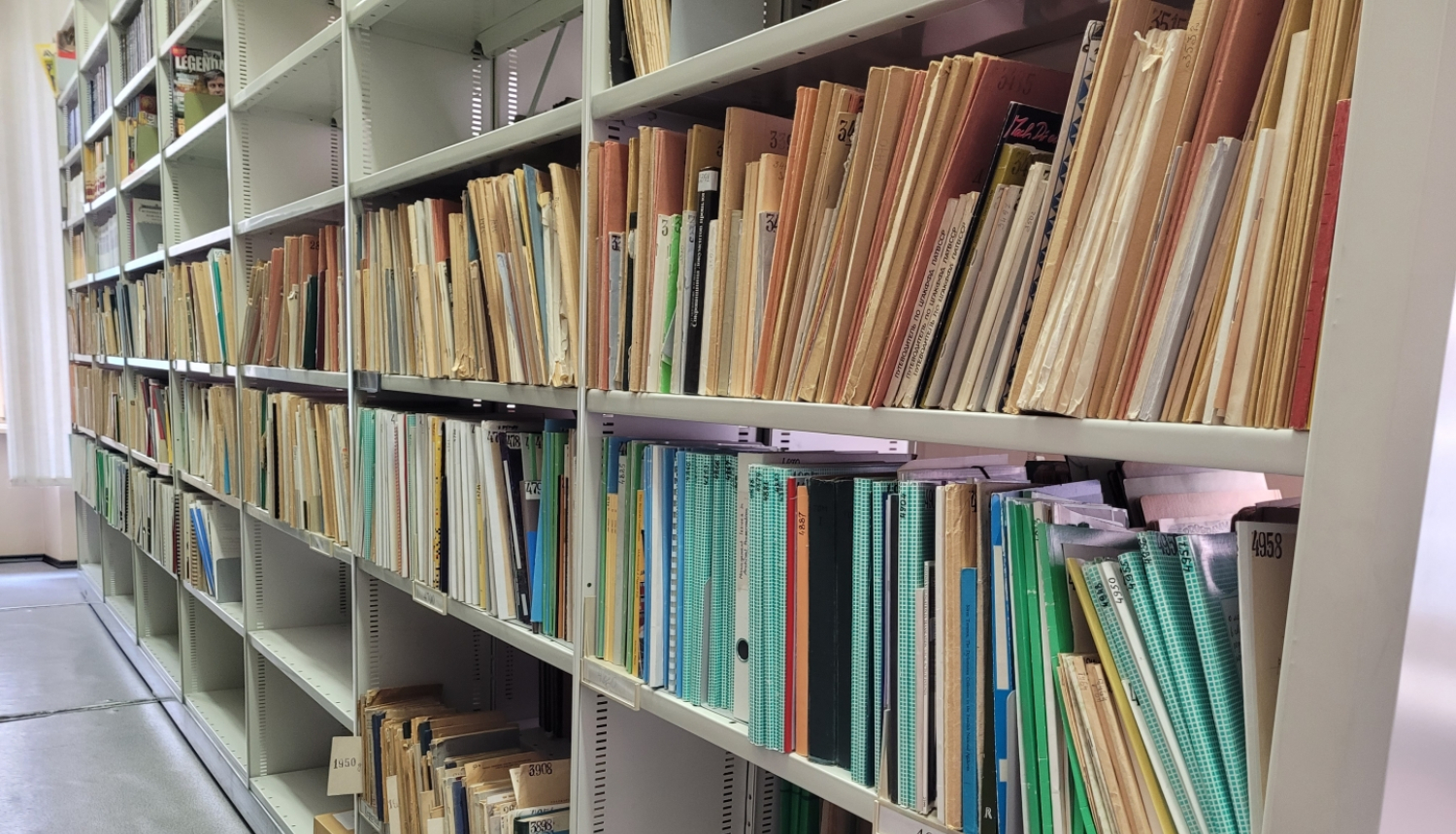 Krāsaina bilde, LNA bibliotēkas plaukti ar mapēm