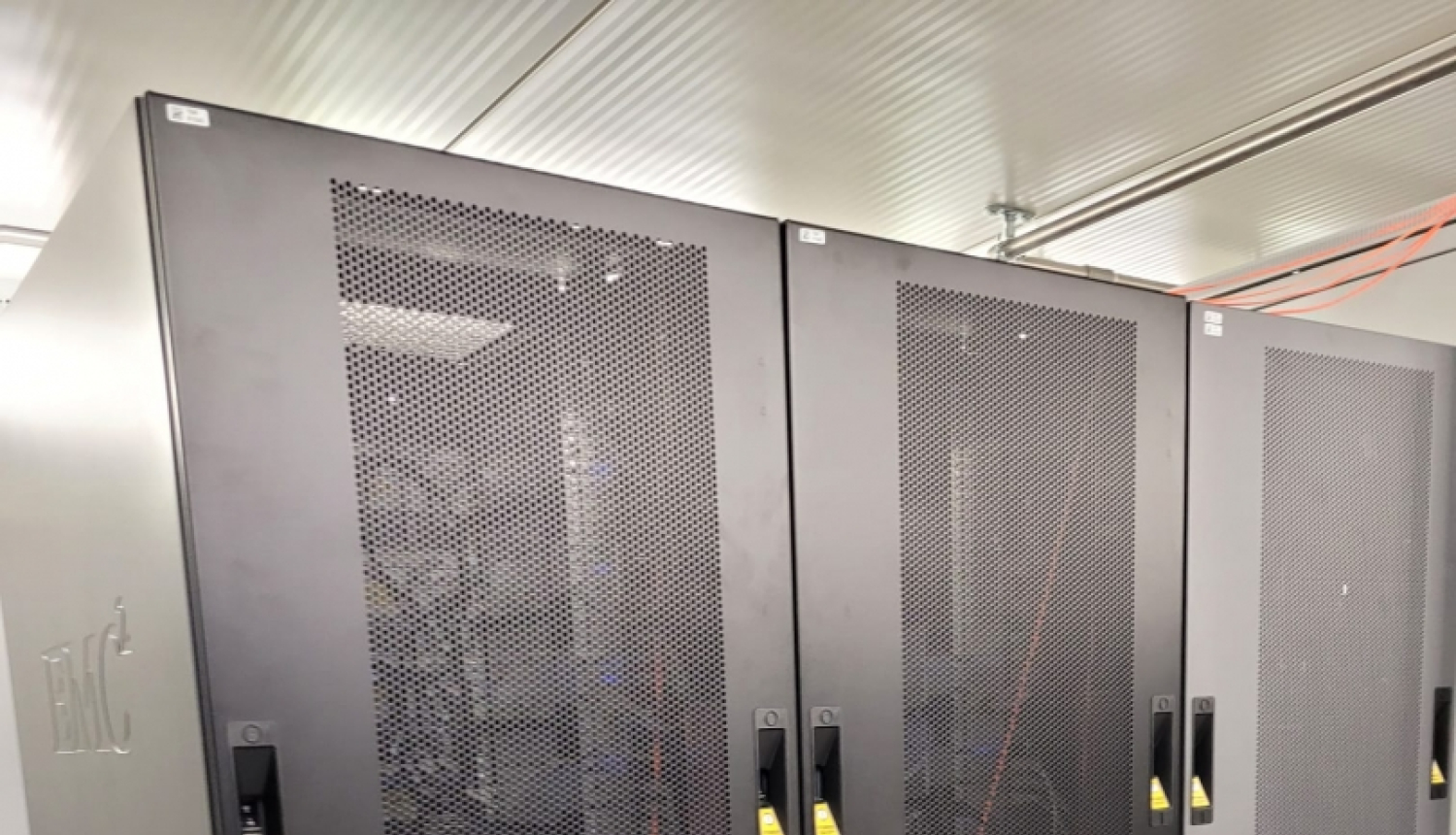 Krāsaina bilde, servera skapis