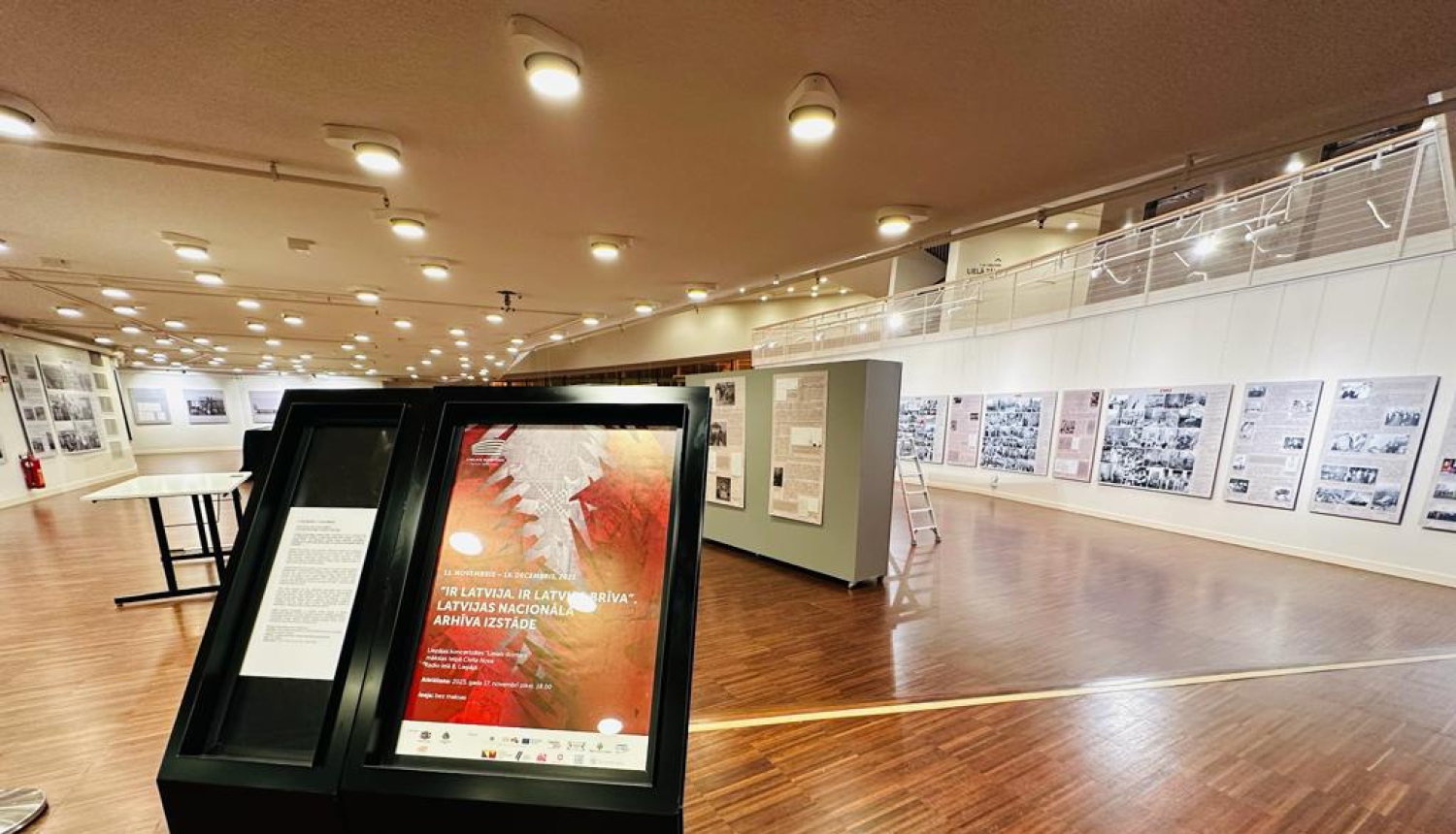 Krāsaina bilde, “Ir Latvija. Ir Latvija brīva” prezentēta Liepājas koncertzāles mākslas telpā “Civita Nova”, izstādes ekspozīcija