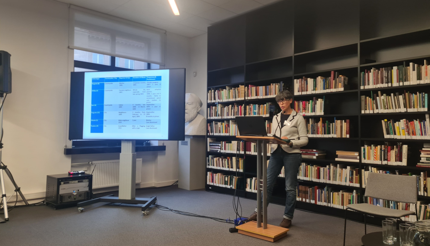 Krāsaina bilde, Latvijas Nacionālā arhīva Dokumentu publikāciju un popularizēšanas nodaļas vadošās pētnieces Inetas Lipšas uzstāšanās Viļņā starptautiskajā konferencē “Impēriskās pieredzes par vardarbību ģimenē: noziegumi un kriminoloģija 19.-20. gadsimtā”