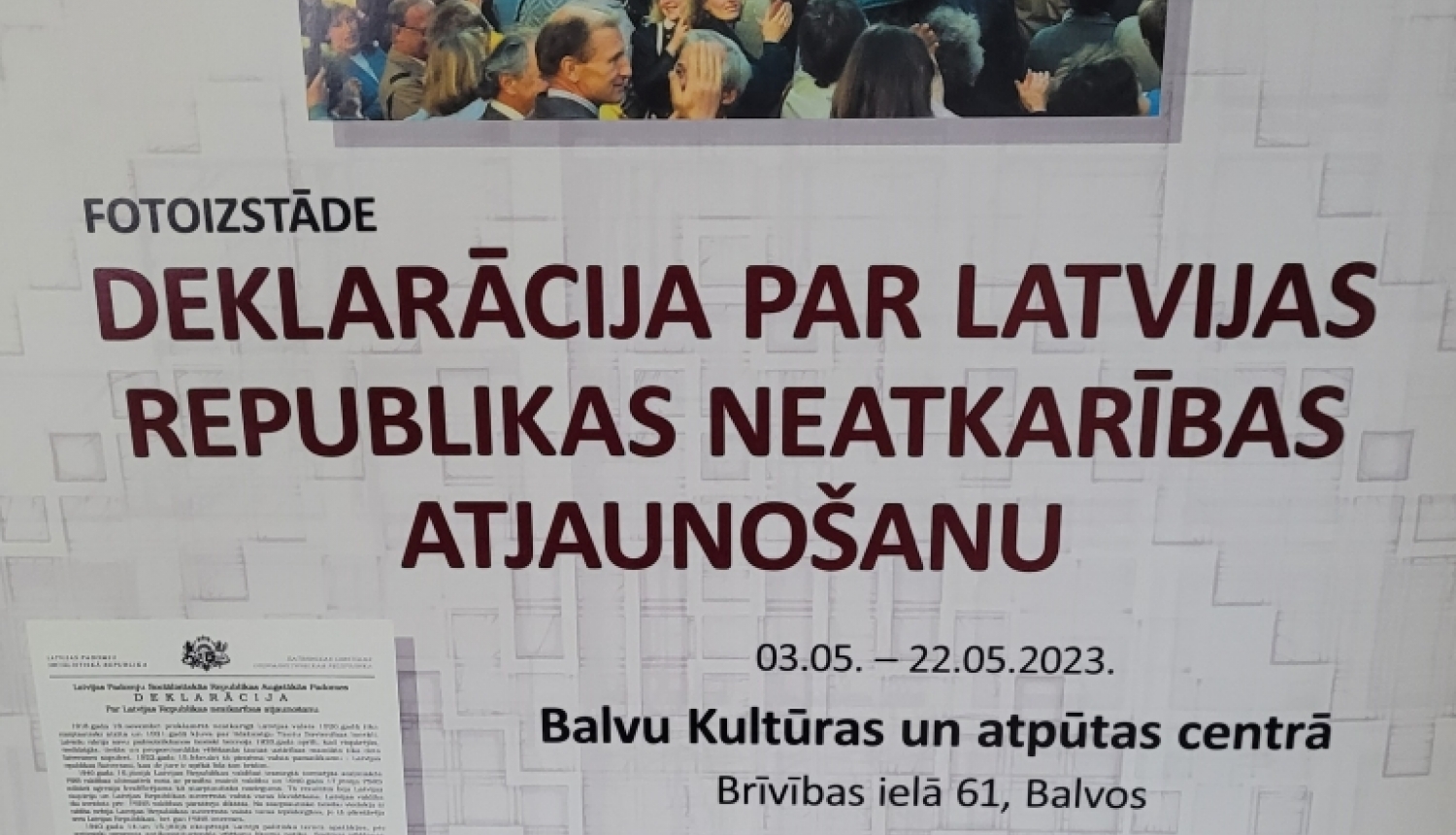 Izstādes afiša, uzraksts "Deklarācija par Latvijas Republikas neatkarības atjaunošanu", divas fotogrāfijas no izstādes