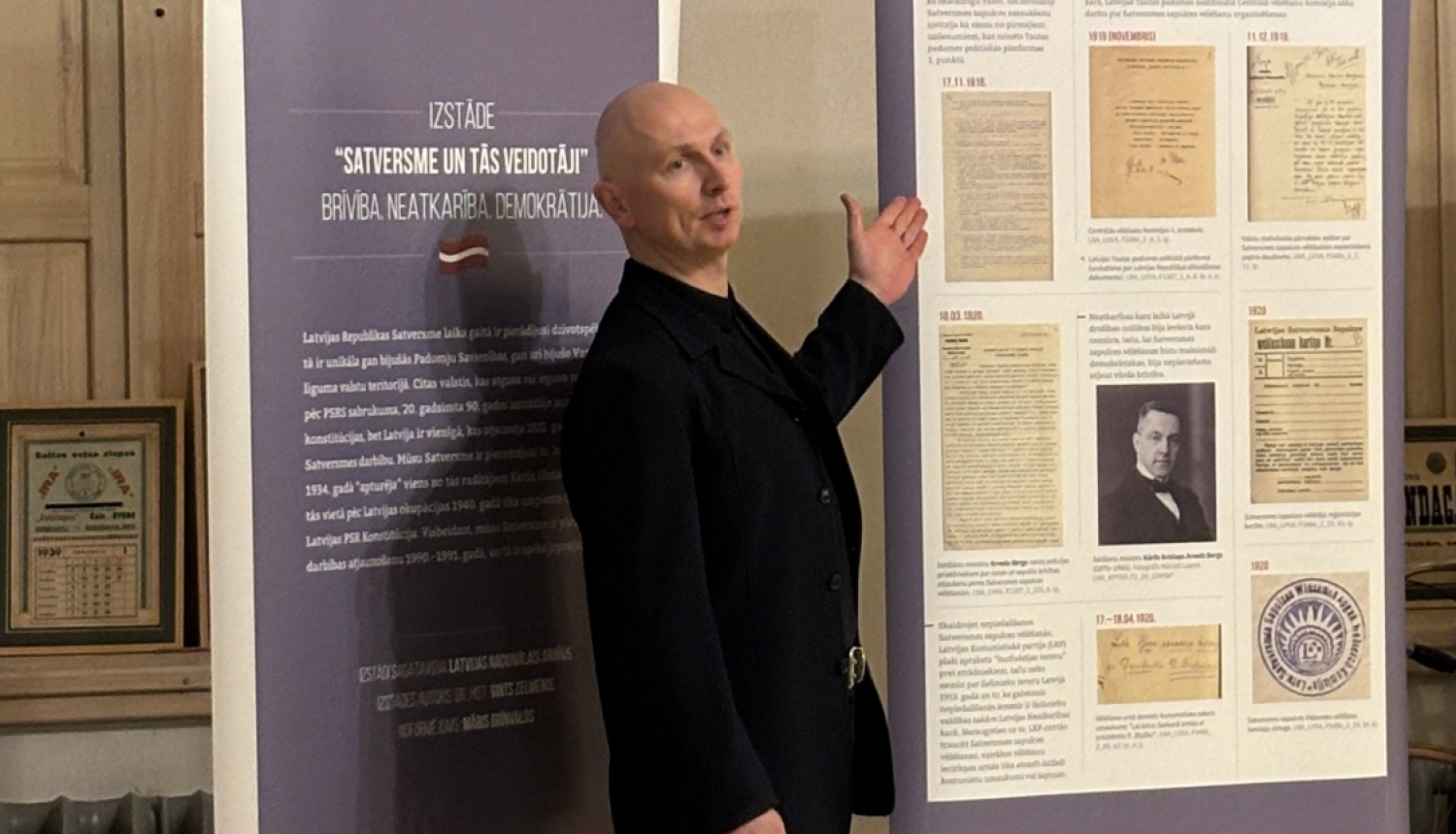 Krāsaina bilde, LNA izstādes “Satversme un tās veidotāji. Brīvība. Neatkarība. Demokrātija” atklāšana, izstādes autors, LNA vadošais pētnieks Gints Zelmenis