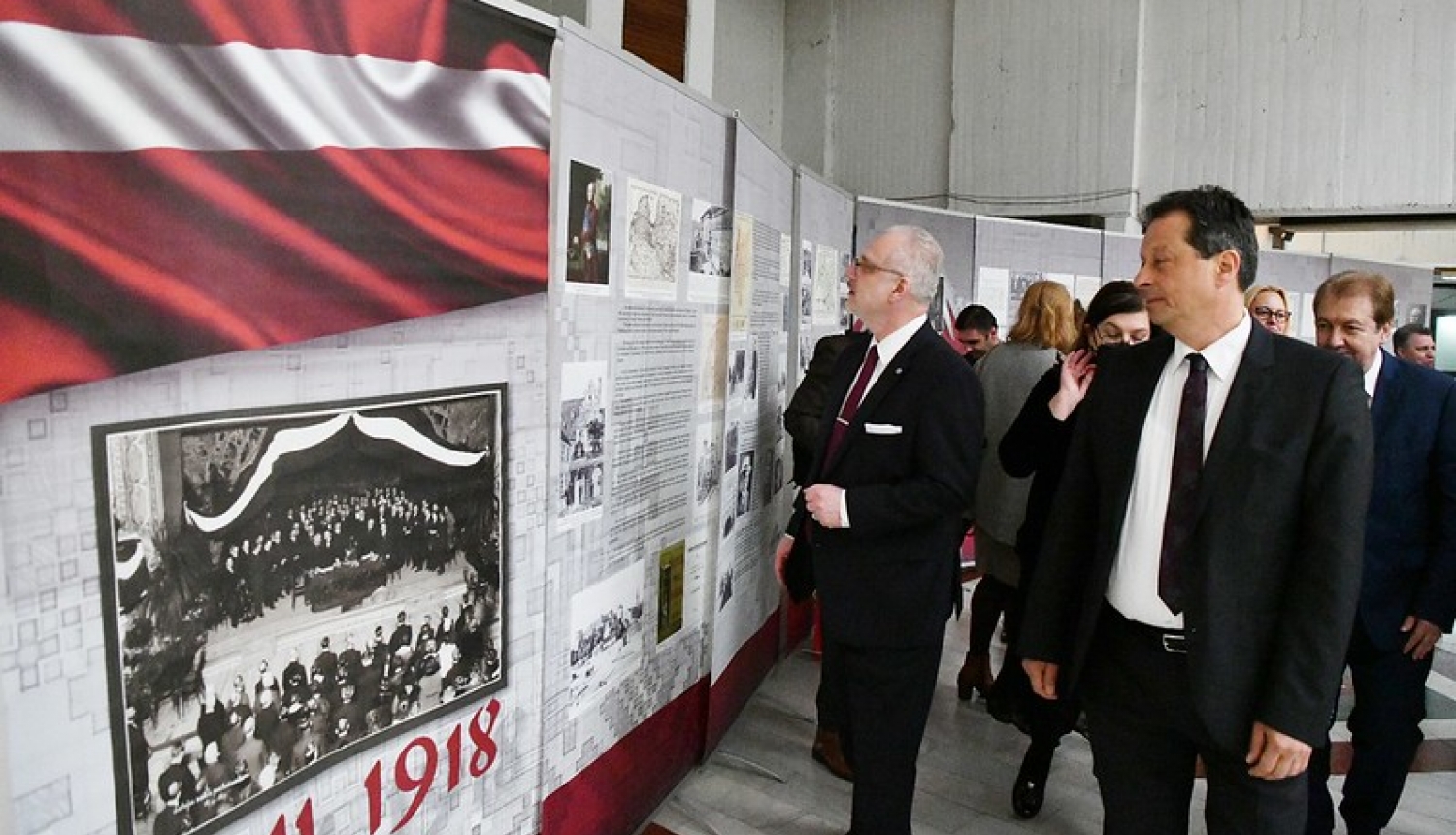 Latvijas prezidents Egīls Levits apskata izstādi