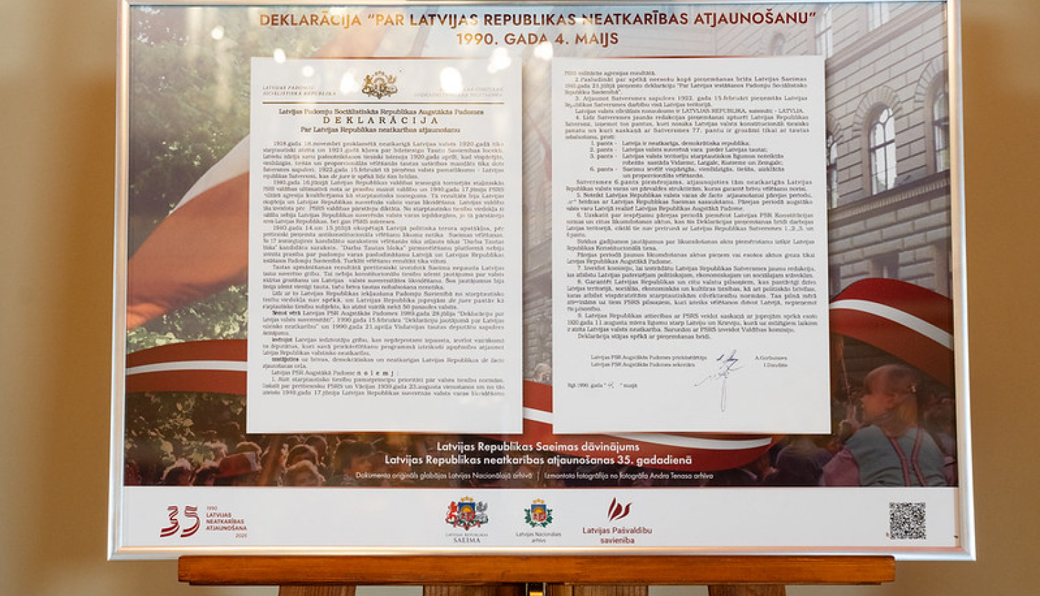 Krāsaina bilde, Latvijas Republikas Saeimas dāvinājuma pasniegšana Latvijas skolām Latvijas Republikas neatkarības atjaunošanas 35.gadadienā. Foto: Ieva Ābele, Saeima