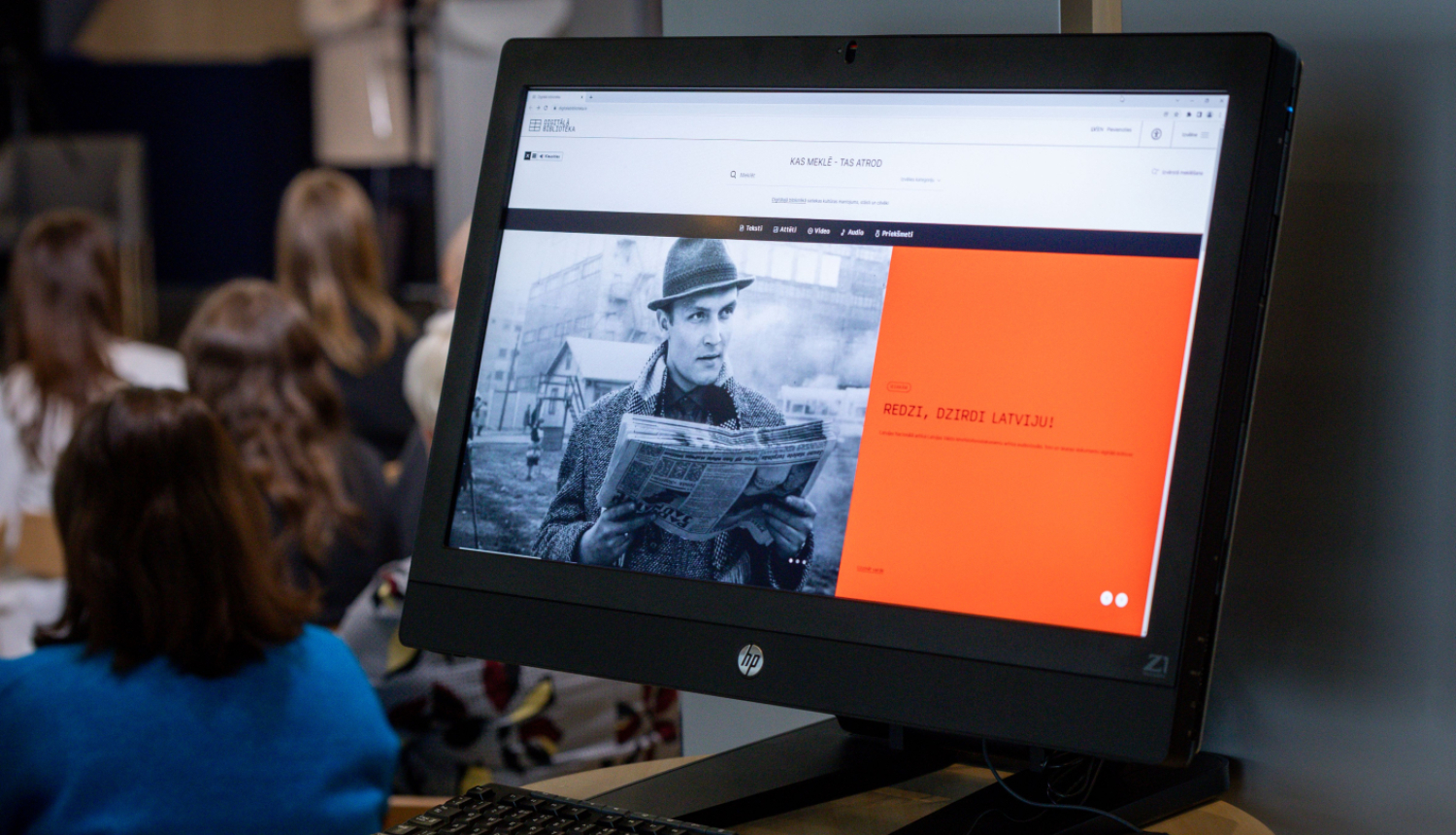 Krāsaina bilde, datorā atvērta Latvijas Nacionālā arhīva Latvijas Valsts kinofotofonodokumentu arhīva audiovizuālo, foto un skaņas dokumentu digitālā krātuve Redzi, dzirdi Latviju!