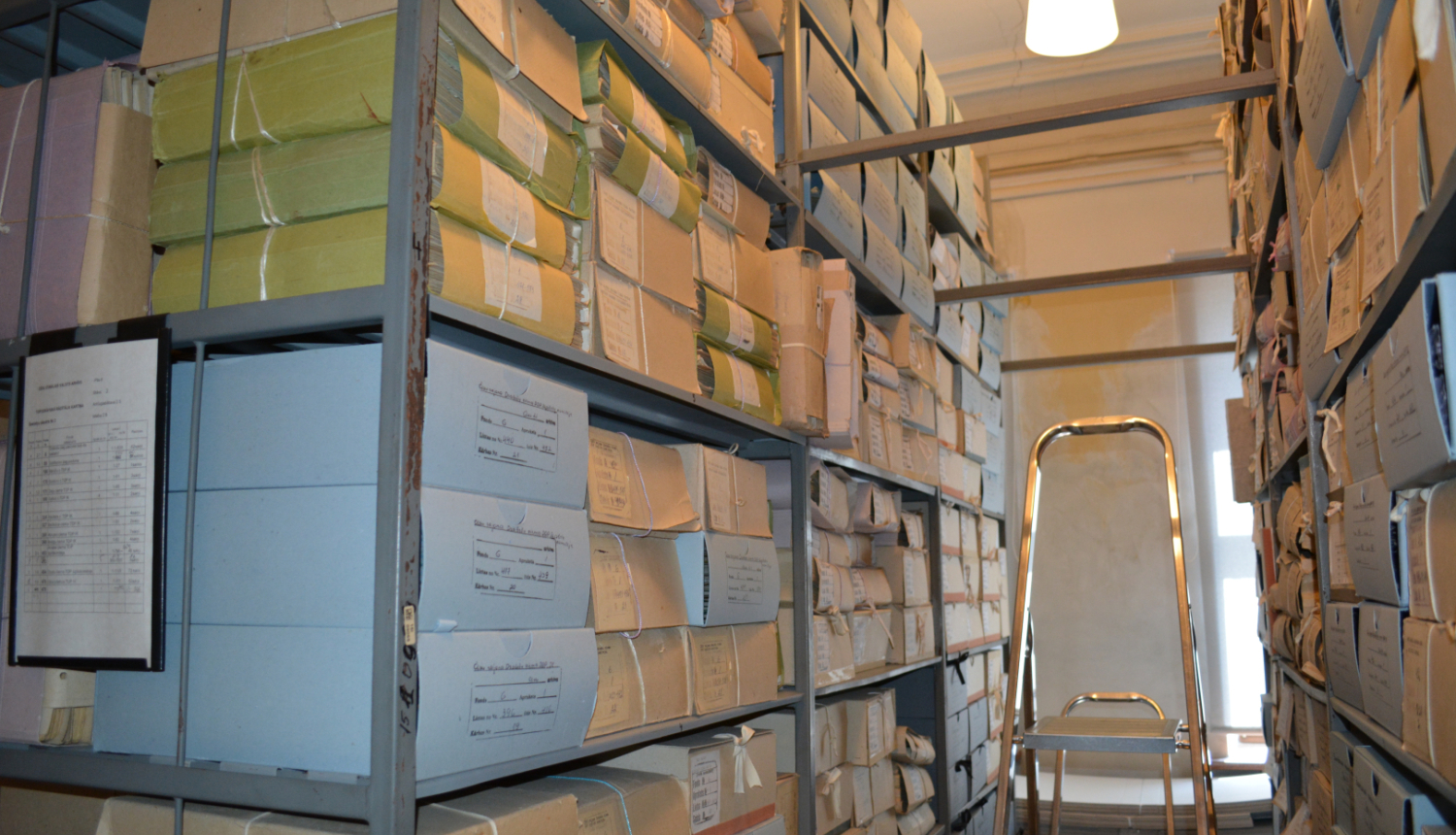 Krāsiana bilde, LNA krātuve, plaukti, glabājamās vienības, trepes