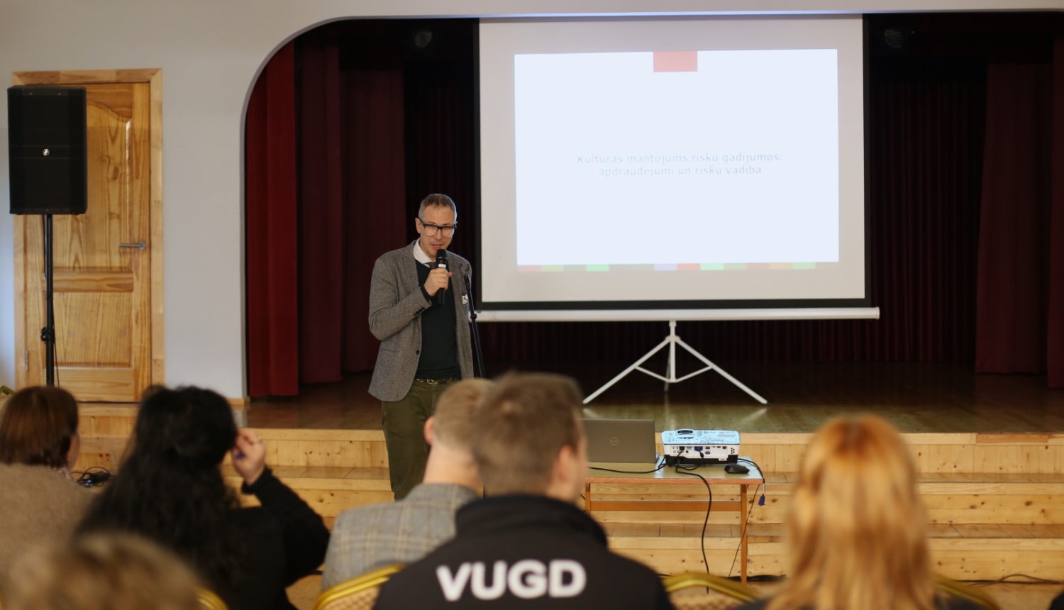 Krāsaina bilde, LNA direktora vietnieks Gatis Karlsons vada lekciju un praktiskās apmācības Latvijas Nacionālā  kultūras centra rīkotajā seminārā “Kopienu informētība un prevencija drošībai potenciālu risku, katastrofu un militāru konfliktu situācijās”