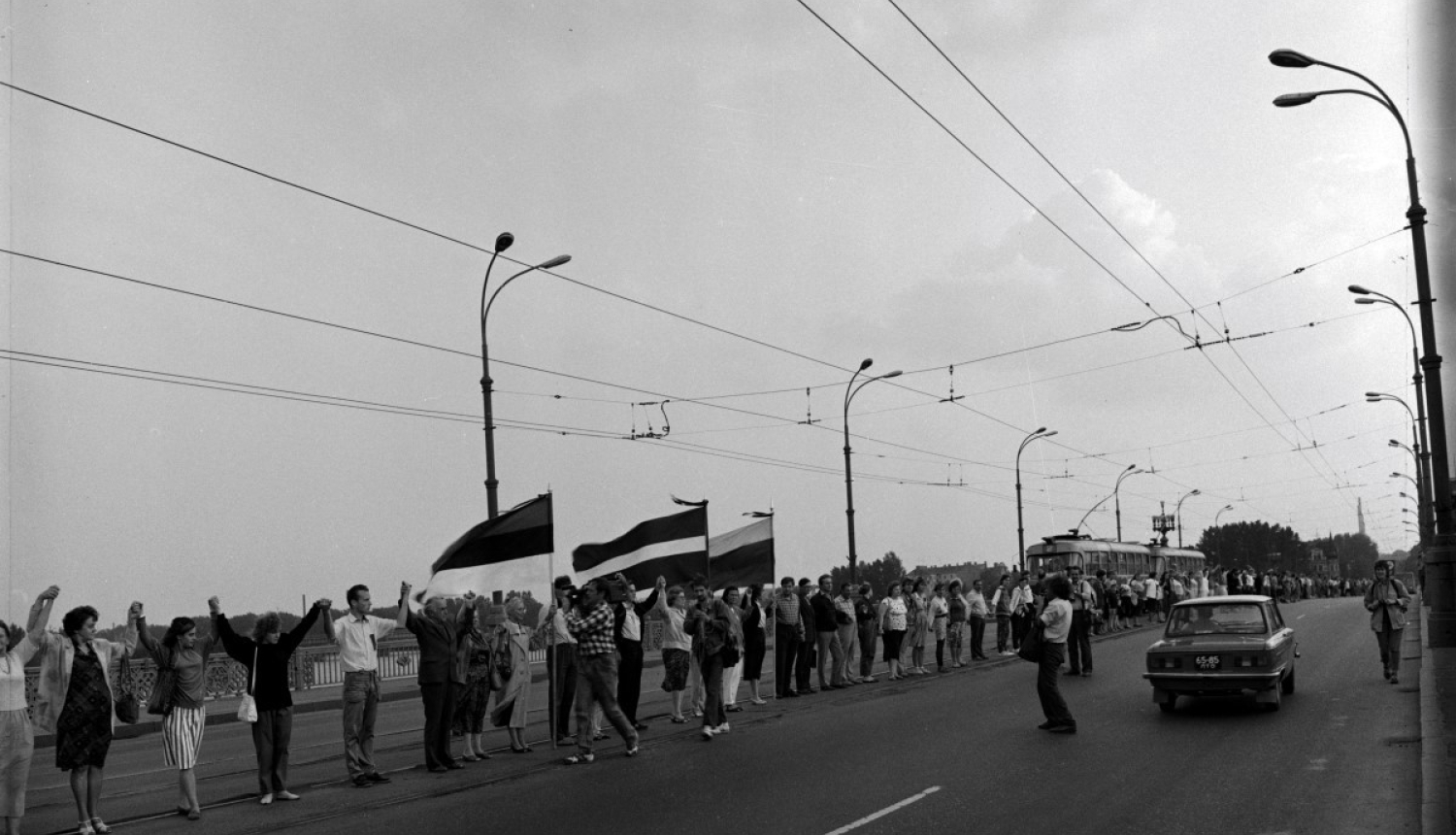 Melnbalta bilde, Latvijas Tautas frontes, Igaunijas Tautas frontes un Lietuvas pārbūves kustības "Sojūdis" rikotās protesta akcijas pret padomju okupāciju "Baltijas ceļš" dalībnieki uz Akmens tilta.