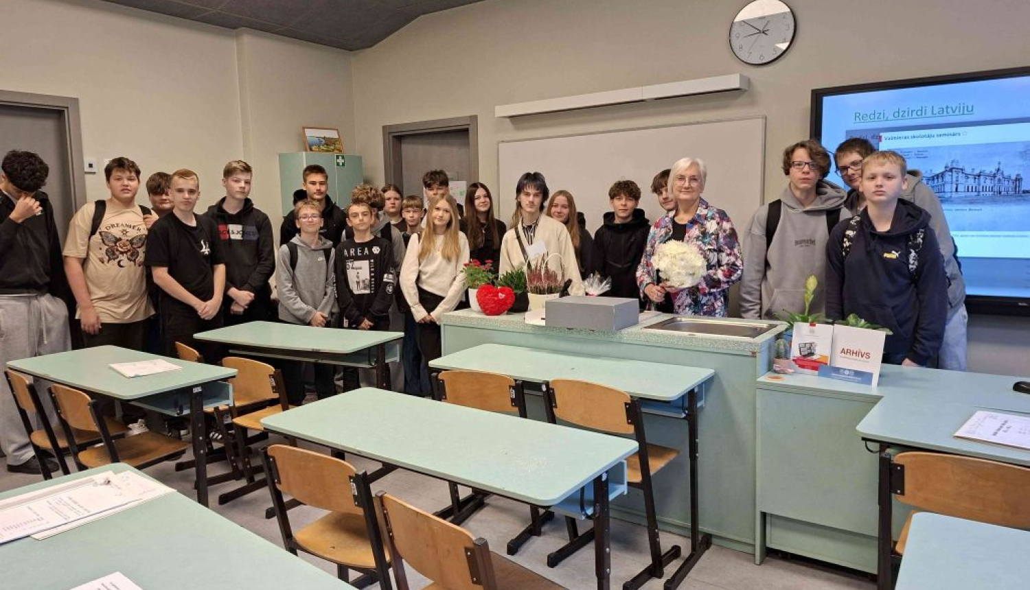 Krāsaina bilde, LNA Valmieras zonālā valsts arhīva eksperte Māra Stabrovska un Valmieras Viestura vidusskolas 8.c klases skolēni