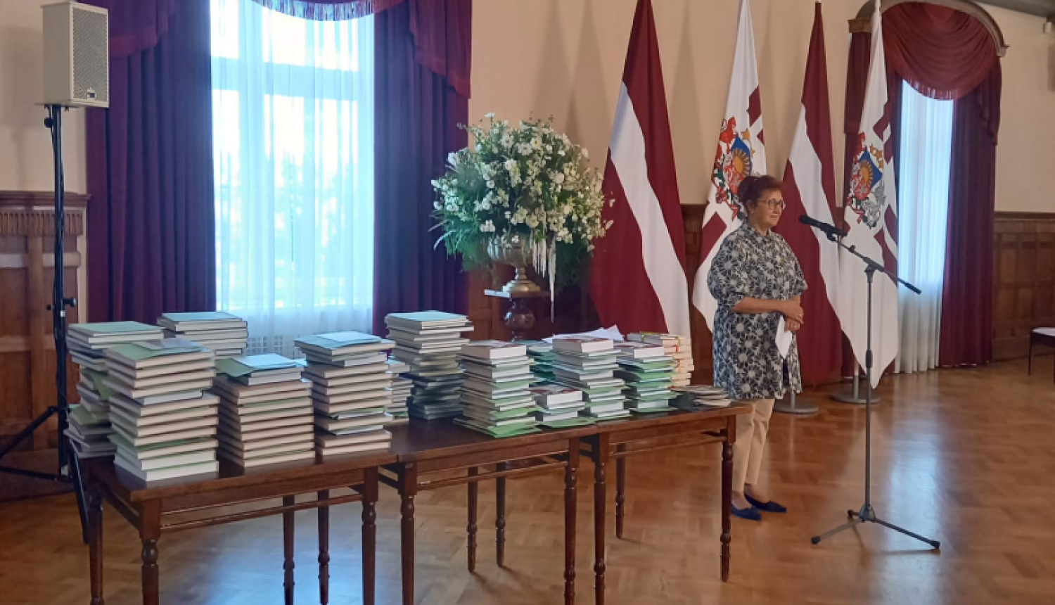 Krāsaina bilde, LNA eksperte Meldra Usenko uzrunā konkursa laureātus