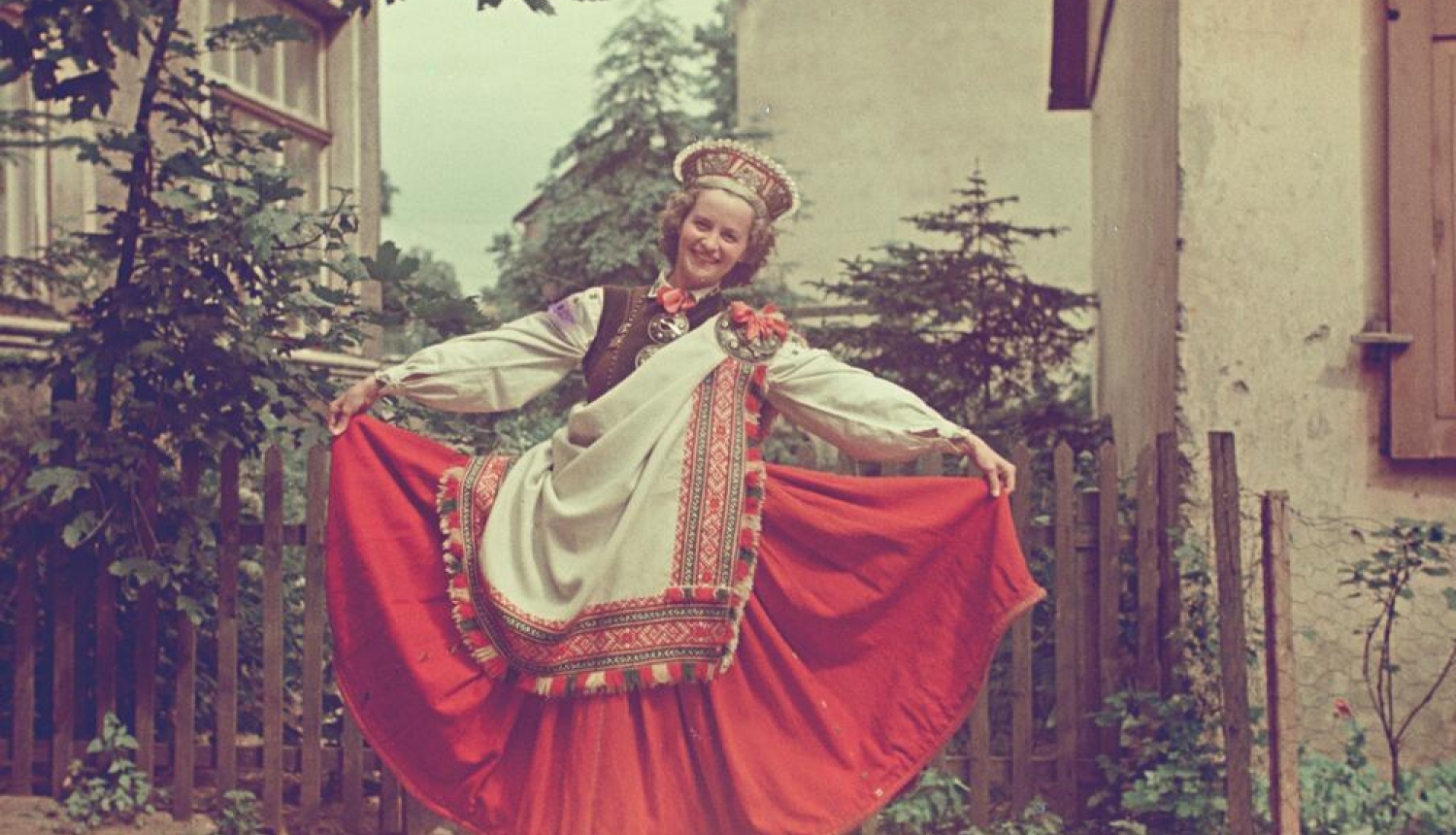 Krāsaina bilde, sieviete Nīcas tautas tērpā
