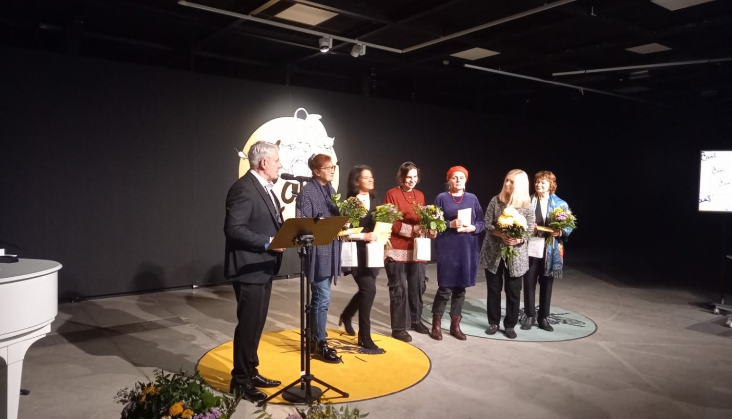 Krāsaina bilde - A.Čaka balvas nominanti uz skatuves, 7 personas